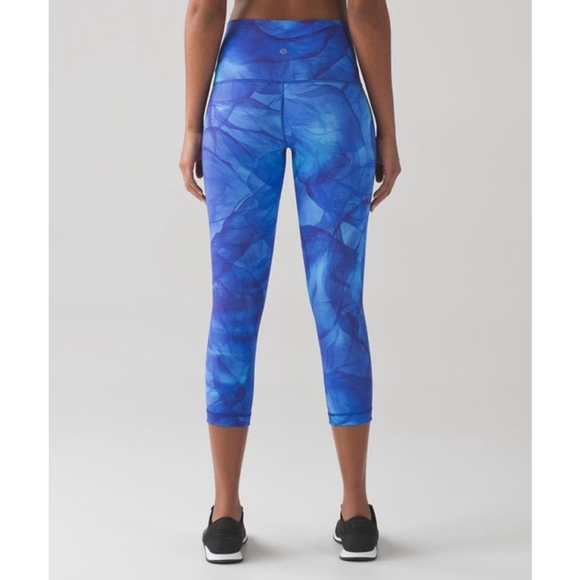 Lululemon Pants - Lululemon Athletica Leggings Size 6 Abstract Blue Capri Cropped
